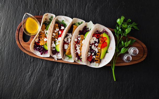 Mexican tacos with avocado, grilled corn, red cabbage slaw and c - Valokuva, kuva