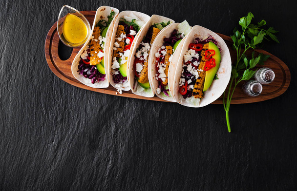 Vegetarian snack tacos with grilled vegetables, avocado, feta ch - 写真・画像
