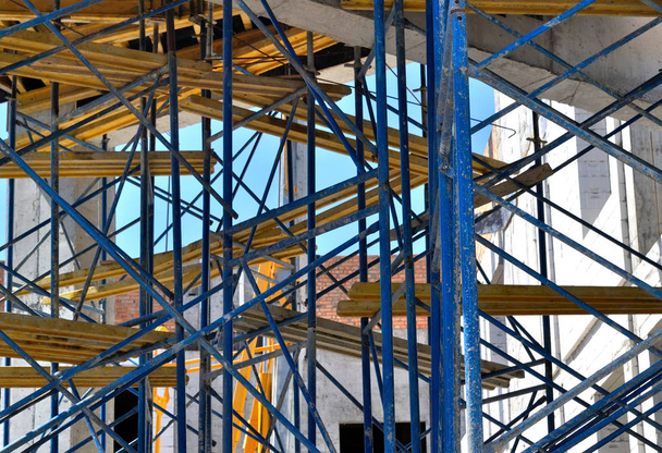 una gran cantidad de andamios de construcción
 - Foto, Imagen