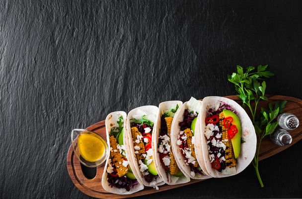 Mexican tacos with avocado, grilled corn, red cabbage slaw and c - Foto, immagini