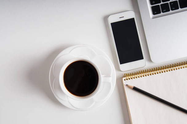 Блокнот, ноутбук и чашка кофе на деревянном столе
 - Фото, изображение