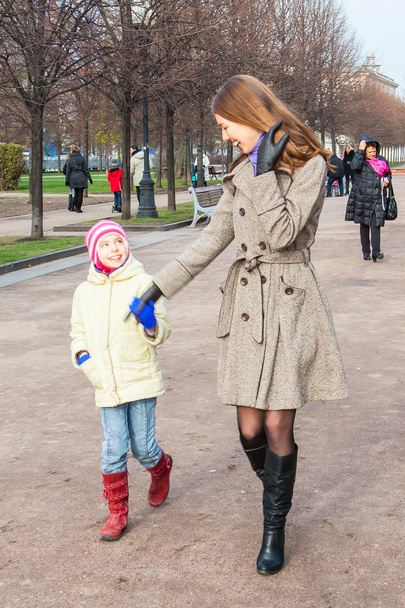 Mother and daughter walking in the park - Foto, Imagem