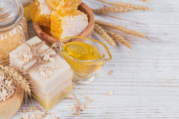 Honeycomb, mořská sůl, oves a ručně vyráběné mýdlo s medem - Fotografie, Obrázek