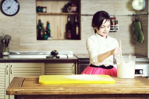 Little girl making dough - Фото, зображення