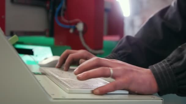 Gyári munkás számítógépes vezérlés a gép beállítása - Felvétel, videó