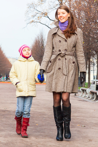 Mother and daughter walking in the park - Foto, imagen