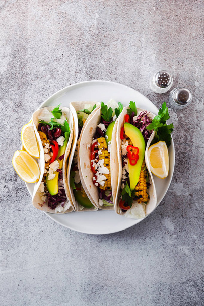 Vegetarian snack tacos with grilled vegetables, avocado, feta ch - Valokuva, kuva