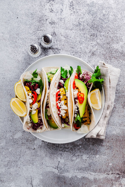 Vegetarian snack tacos with grilled vegetables, avocado, feta ch - Foto, Imagen