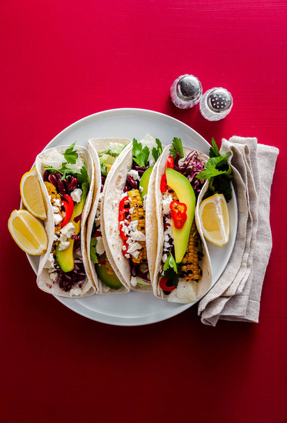 Mexican tacos with avocado, grilled corn, red cabbage slaw and c - Fotografie, Obrázek