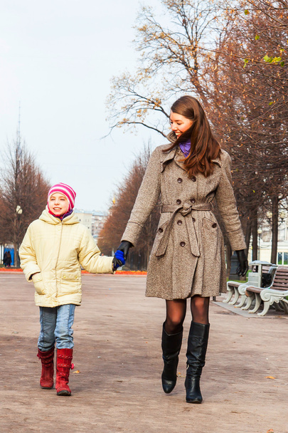 Mother and daughter walking in the park - Foto, Imagem