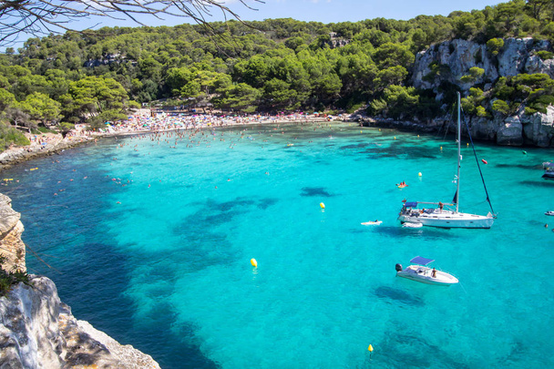 Barcos e iates na praia da Macarella, Menorca, Espanha
 - Foto, Imagem