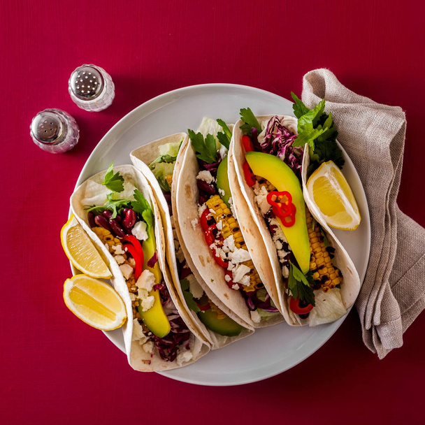 Vegetarian snack tacos with grilled vegetables, avocado, feta ch - Foto, Imagem