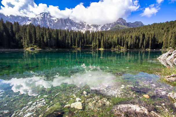 Karersee, lago en los Dolomitas en Tirol del Sur, Italia
 - Foto, Imagen
