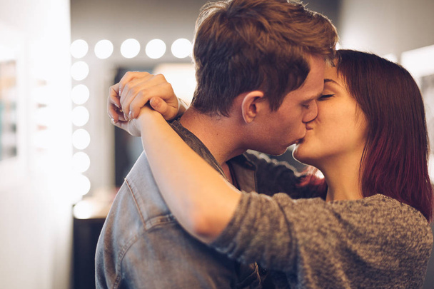 Hermosa pareja besándose con luces en el fondo
 - Foto, Imagen