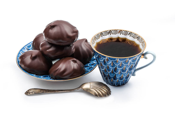 Ruské zefir čokoládovou polevou na modré talíře a černá káva - Fotografie, Obrázek