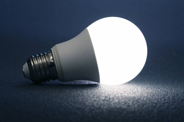 lámpara led moderna se enciende sobre un fondo oscuro
 - Foto, imagen