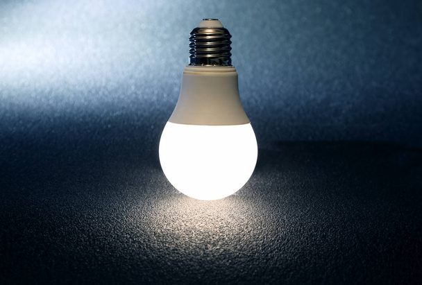 LED-Lampe auf dunklem Hintergrund - Foto, Bild