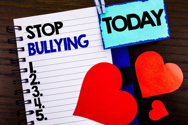 Tekst ogłoszenia Wyświetlono Stop Bullying. Koncepcję co oznacza świadomość problemu o nadużycie Bully problemu przemocy na papierze książkę notebook na podłoże drewniane dziś miłość serce. - Zdjęcie, obraz