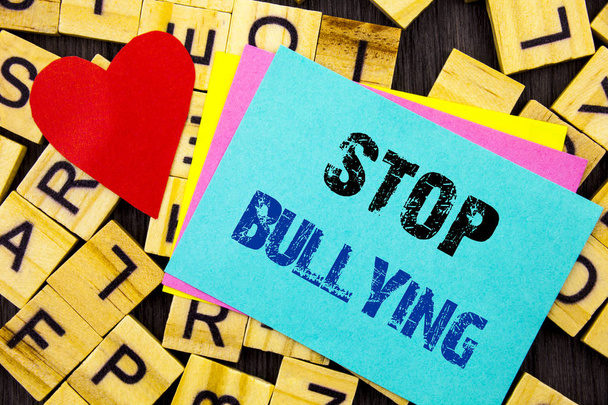 Wyświetlanie, Stop Bullying odręcznie tekstu. Koncepcyjne zdjęcie świadomości problemu o nadużycie Bully problemu przemocy napisane na kolorowych karteczek na tle list miłość serce dla Loving - Zdjęcie, obraz