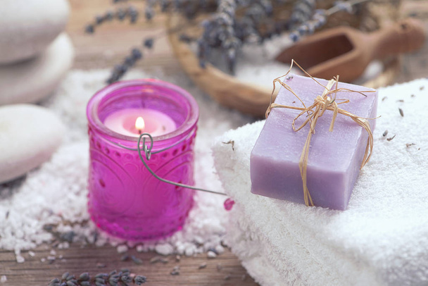 Lavendel handgemaakte zeep bars, candel op houten achtergrond - Foto, afbeelding