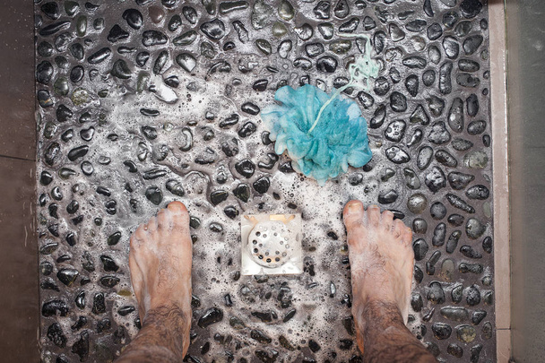 shower on black stones - Foto, afbeelding