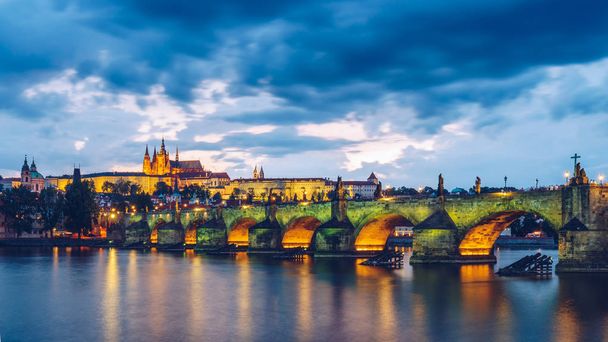 Híres ikonikus kép, a Károly-híd, Prága, Cseh Köztársaság. C - Fotó, kép