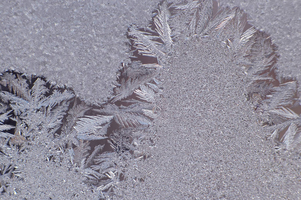 Frostige Muster auf der Fensterscheibe Nahaufnahme - Foto, Bild