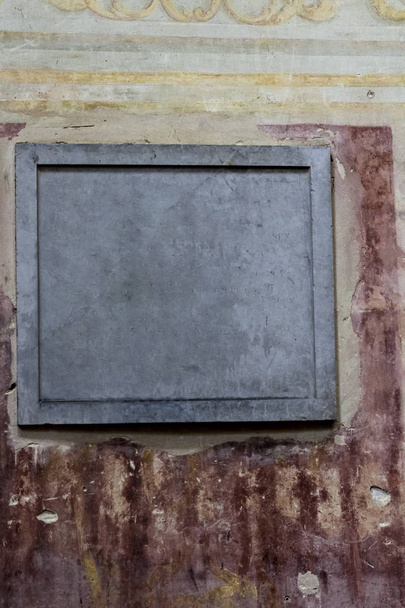 Железная плита для надписей на старой стене
. - Фото, изображение