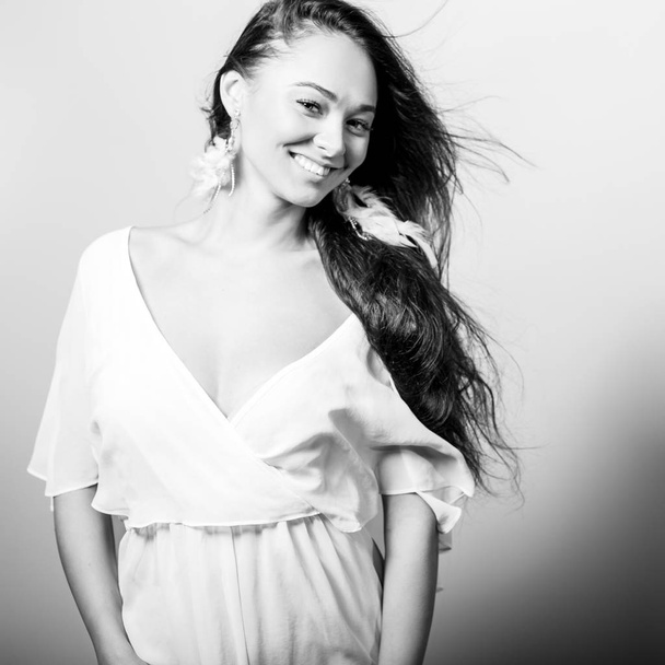 Young beautifull woman pose in studio. Black-white photo. - Foto, afbeelding