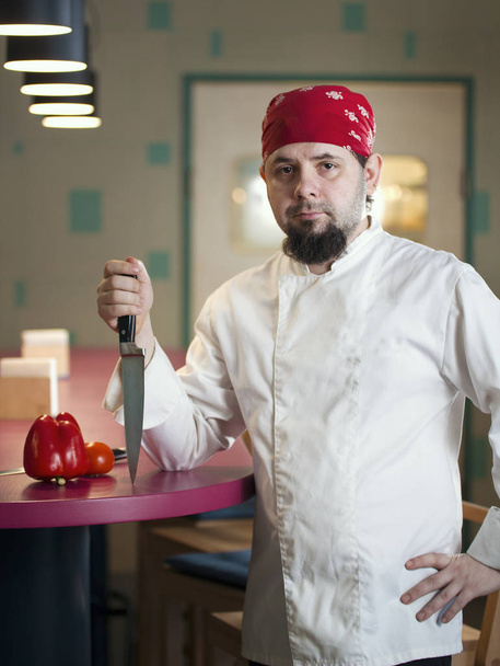 Portrét módní šéfkuchaře s nožem v bandana - Fotografie, Obrázek