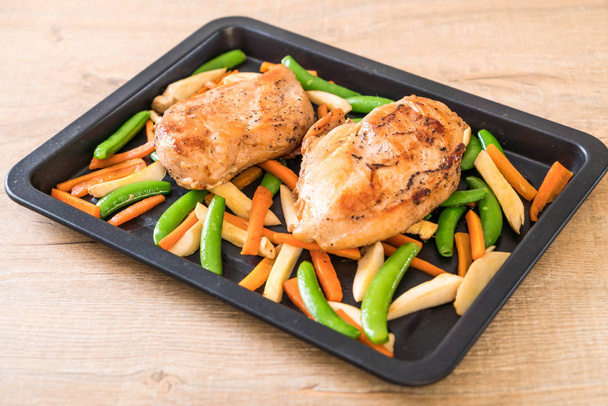 grilled chicken with vegetable - Foto, afbeelding