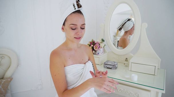 Ama de casa atractiva de la ducha, hidrata la piel con la crema para la cara
  - Foto, imagen
