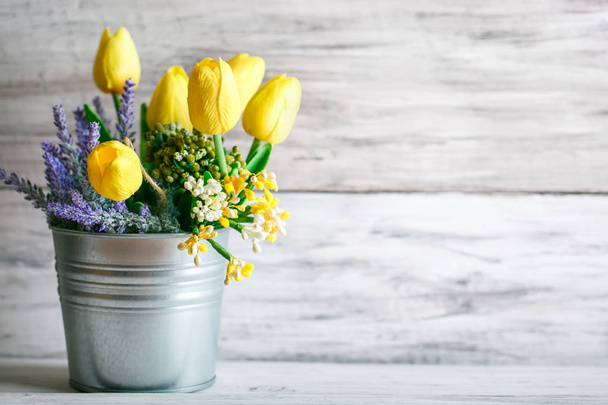 Spring still life with flowers on a wooden background. - Foto, afbeelding