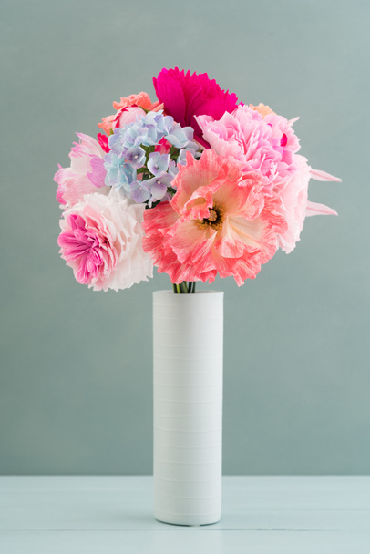 クレープ紙の花の花束 - 写真・画像