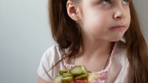 近くに女の子をキッチンでサンドイッチを食べて - 映像、動画