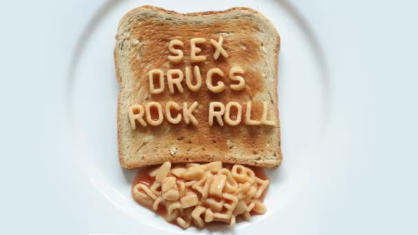 "Seks, uyuşturucu ve rock n roll" spagetti makarna harfleri ile yazılmış - Video, Çekim