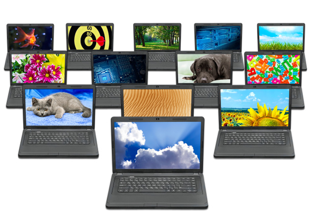 Muchos ordenadores portátiles con diferentes imágenes en la pantalla
 - Foto, imagen