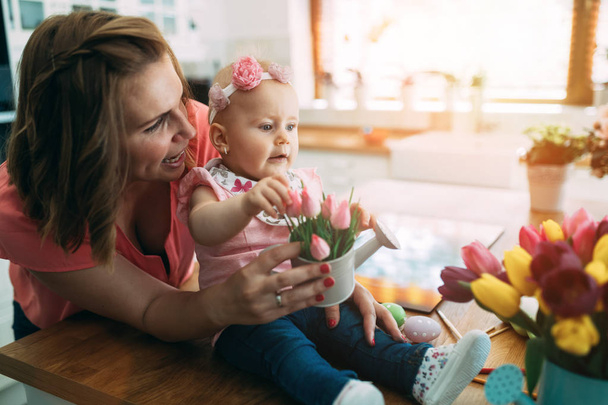 Happy mother's day. Child daughter congratulates moms and gives her flowers - Foto, immagini