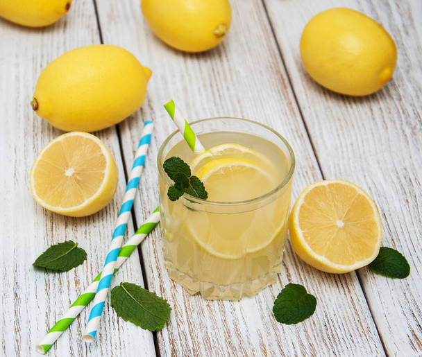 glas van citroensap toe - Foto, afbeelding