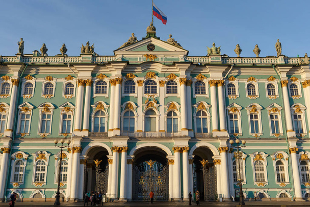 Plaza del Palacio. Fachada del Palacio de Invierno, casa del Museo del Hermitage, hito icónico en San Petersburgo, Rusia
. - Foto, imagen
