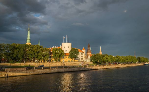 view of the Riga Castle from the riverside - Foto, imagen