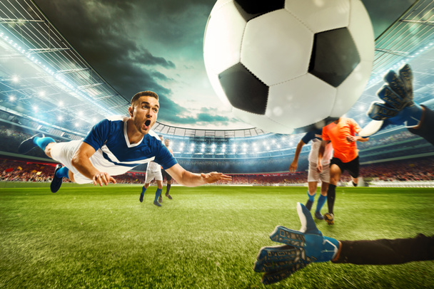 Voetbal tafereel met concurrerende voetballers in het stadion. 3D-rendering - Foto, afbeelding
