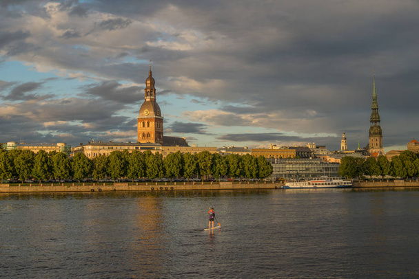 Pohled na staré město Riga ze strany řeky - Fotografie, Obrázek