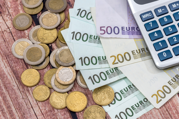 billetes de euros con moneda y calculadora, pluma
. - Foto, Imagen