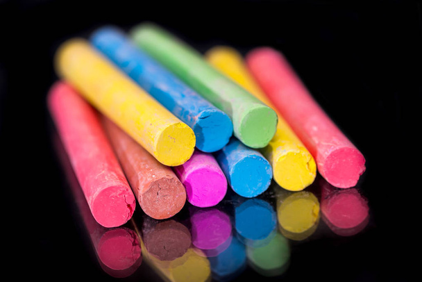 Група кольорових крейди для малювання ізольована на чорному
. - Фото, зображення