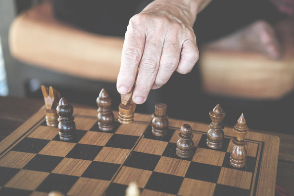 рука играет в шахматы. бизнес-план и анализ для успеха. r
 - Фото, изображение