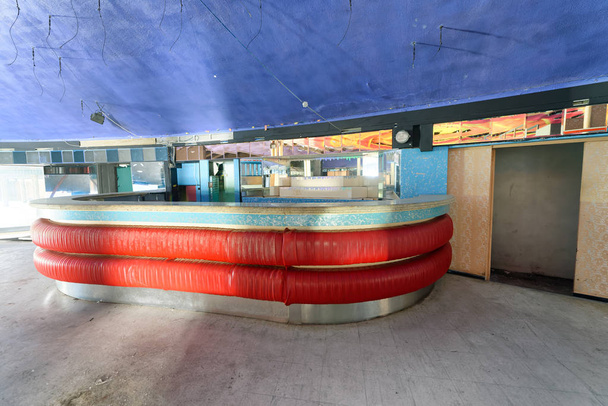 Discoteca abandonada con interior colorido de madera
. - Foto, imagen