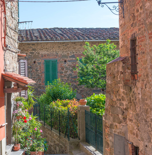 Középkori épületek a Montecatini Alto, Olaszország. - Fotó, kép