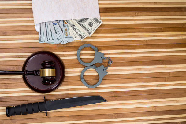 наручники, долар, молоток суддя і ніж
. - Фото, зображення