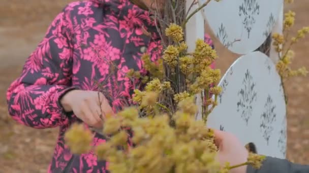 Két szakmai nők rendezvény dekoráció dekorációs fa kör építőipar - Felvétel, videó